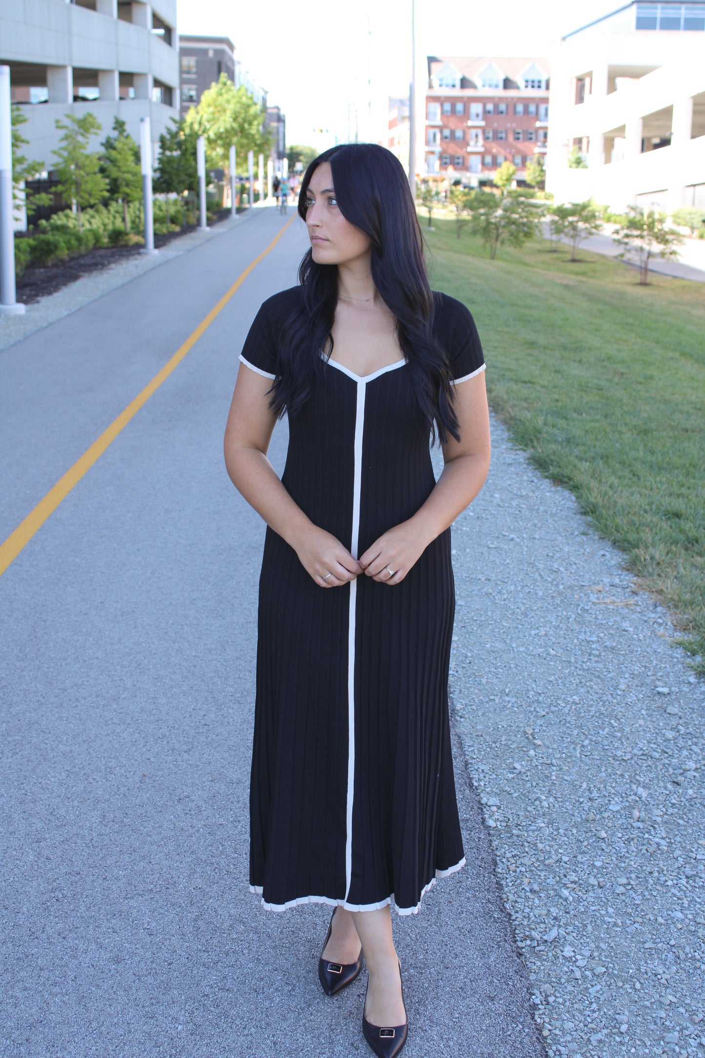 Black Beige Contrast Pleated Knit Midi Dress