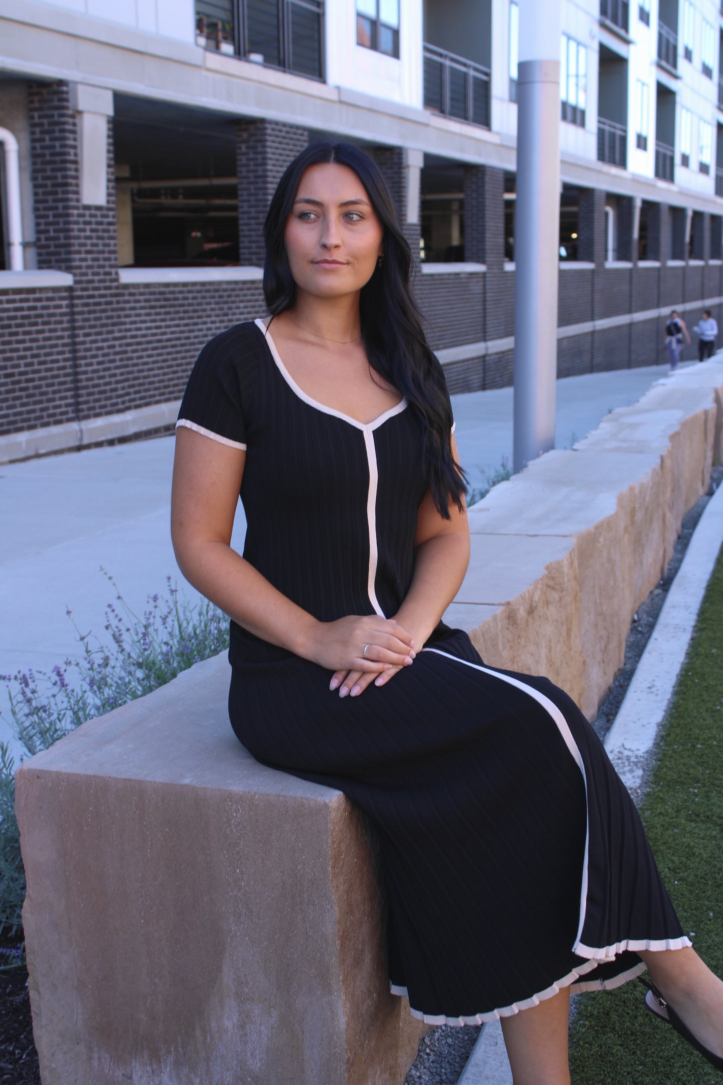 Black Beige Contrast Pleated Knit Midi Dress