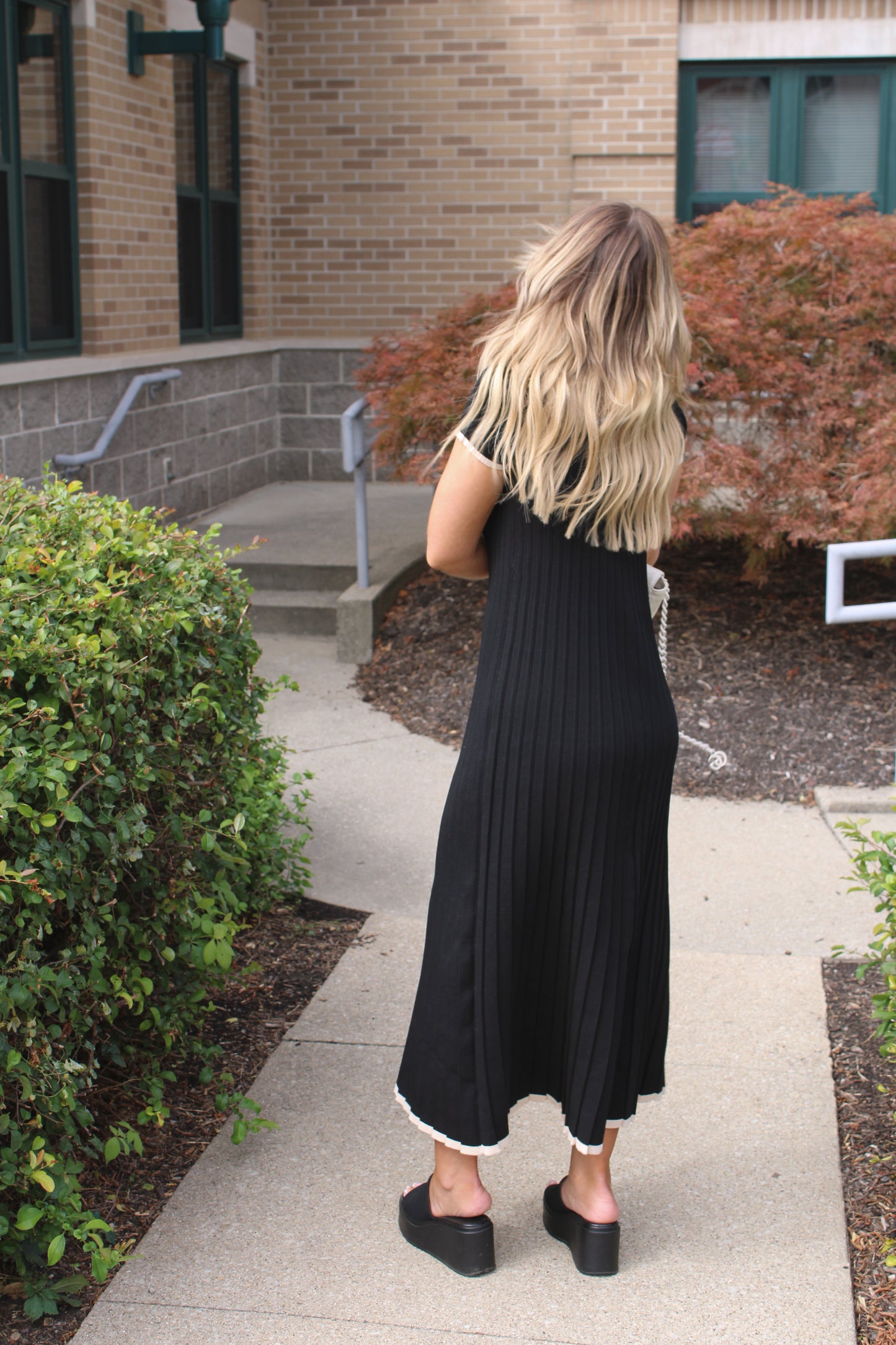 Black Beige Contrast Pleated Knit Midi Dress