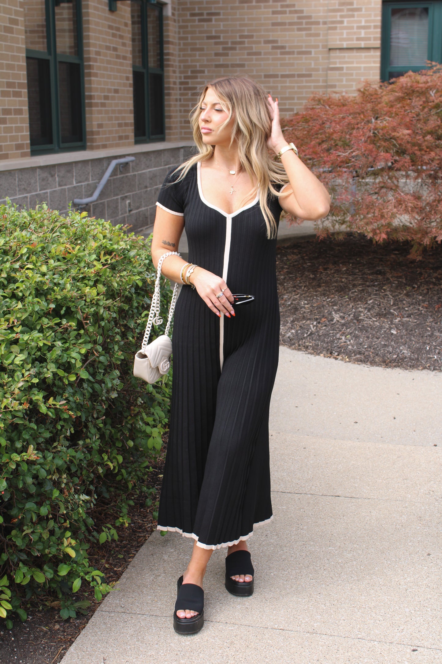 Black Beige Contrast Pleated Knit Midi Dress